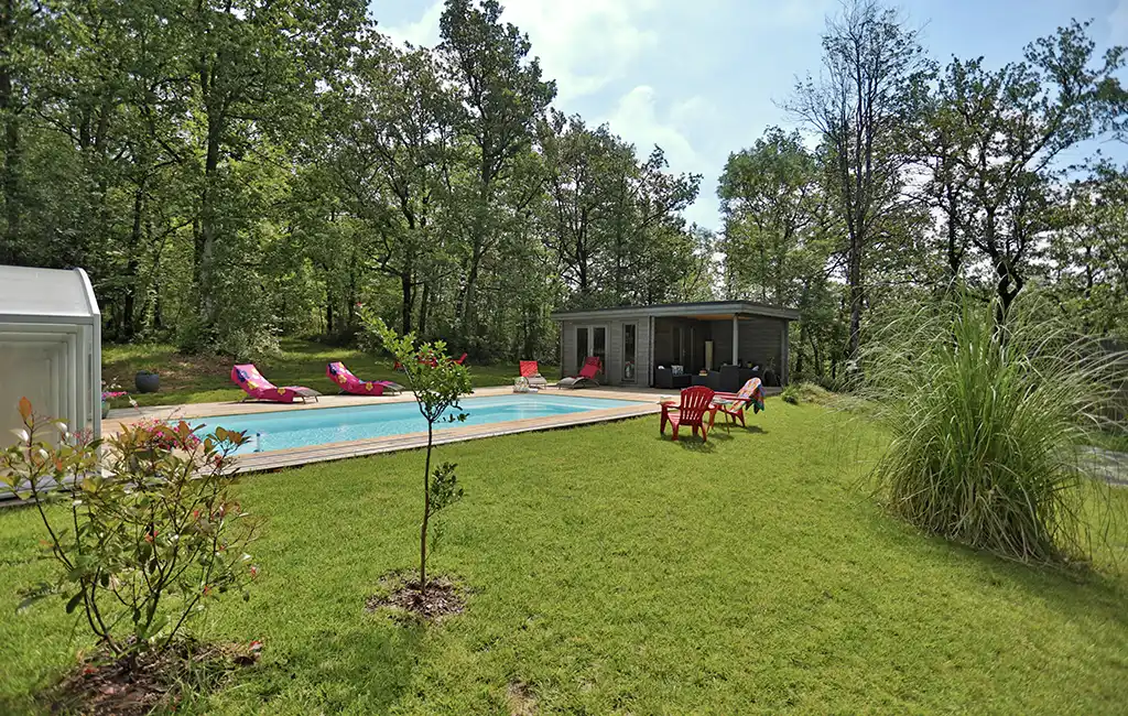 vue de la piscine, de jour, située entre notre maison et le gîte