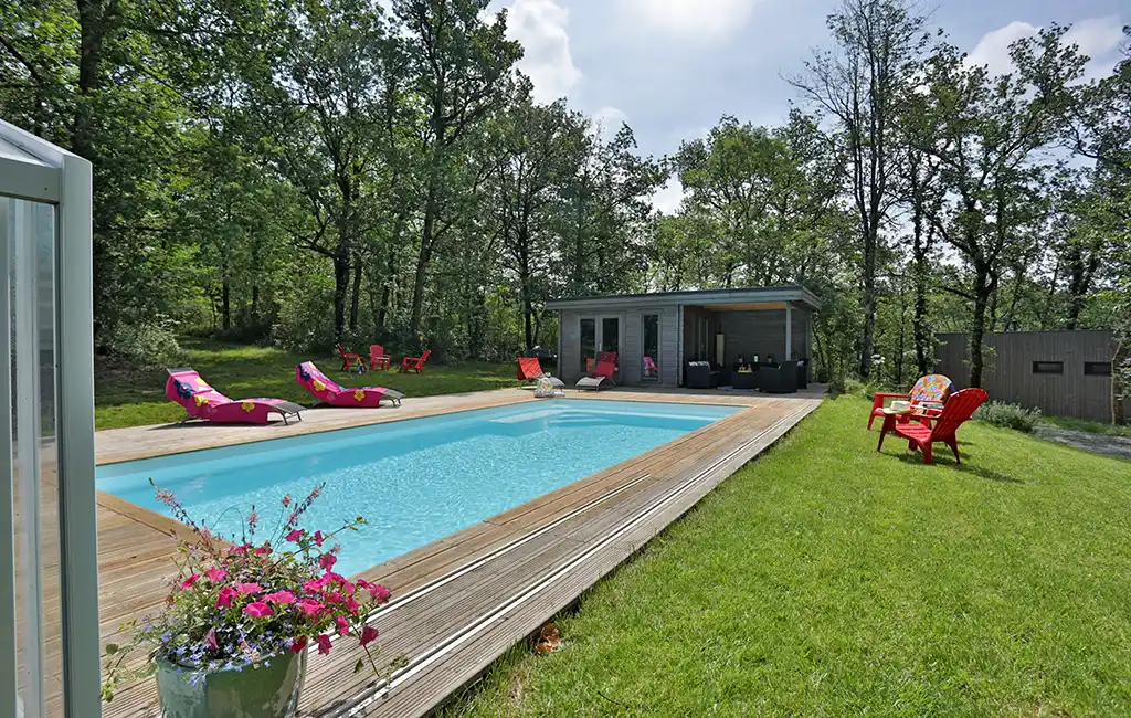 autre vue de la piscine en journée