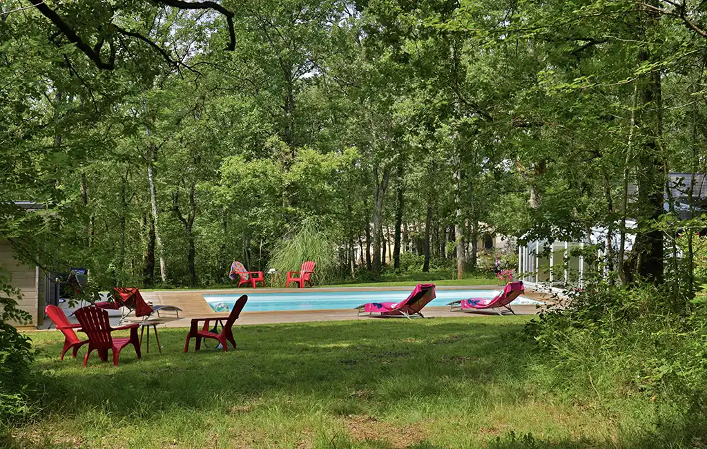des chaises longues sont à votre disposition autour de la piscine