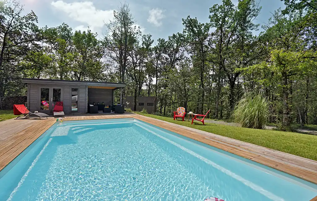 une grande piscine de 8,5m par 4,2m