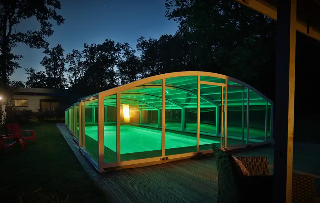 photo de la piscine éclairée en soirée