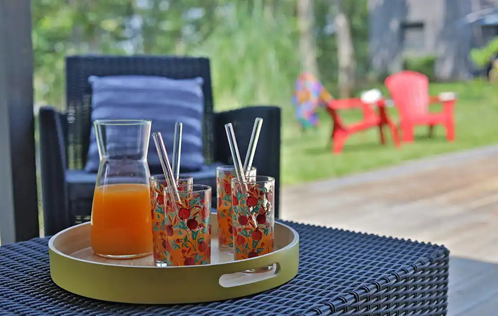 prenez un cocktail rafraîchissant au bord de la piscine