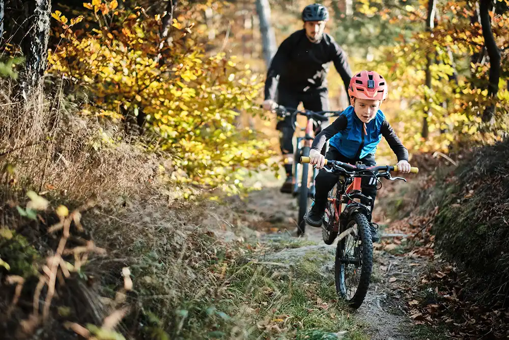 Parcourir les chemins en VTT